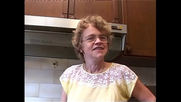 charmante oma smeekt om een harde snikkel