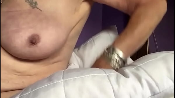 Oma neukt kut en kont met komkommer